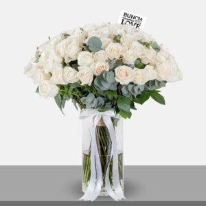 white ROSES IN VASE - l