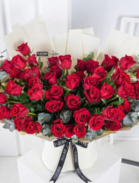 red roses eucalyptus - M