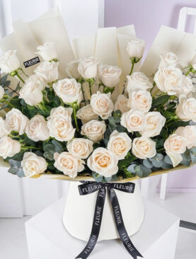 white roses eucalyptus - M