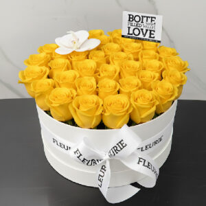CLASSIC ROUND BOX MEDIUM - yellow roses