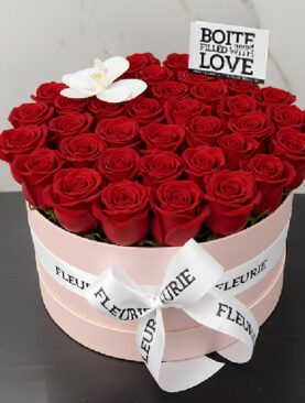 CLASSIC ROUND BOX MEDIUM - red roses