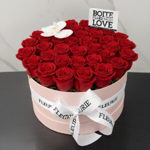 CLASSIC ROUND BOX MEDIUM - red roses