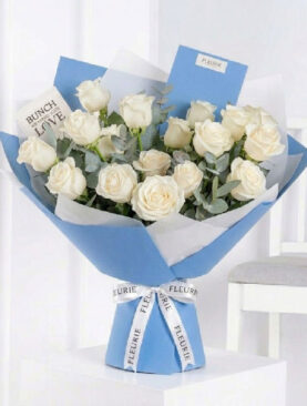 BLUE LOVERS white roses eucalyptus - S