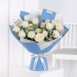 BLUE LOVERS white roses eucalyptus - S
