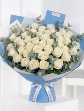 BLUE LOVERS white roses eucalyptus - M
