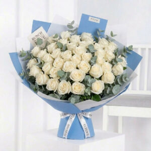 BLUE LOVERS white roses eucalyptus - M
